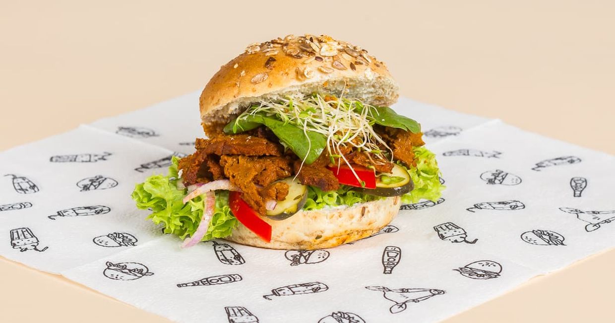 Burger z wegańskim pastrami (fot. Krowarzywa / materiały prasowe)