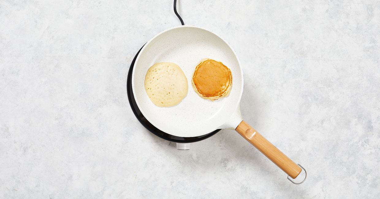 Smażenie pankejków, jak zrobić pankejki, przepis na amerykańskie naleśniki pancakes (fot. Maciek Niemojewski)