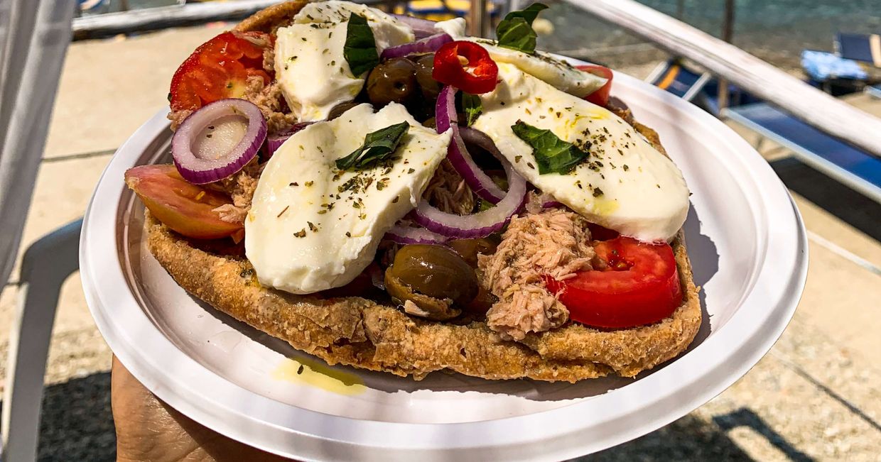 Friselle z tuńczykiem, kaparami, pomidorami i czerwoną cebulą (fot. Olga Maj)