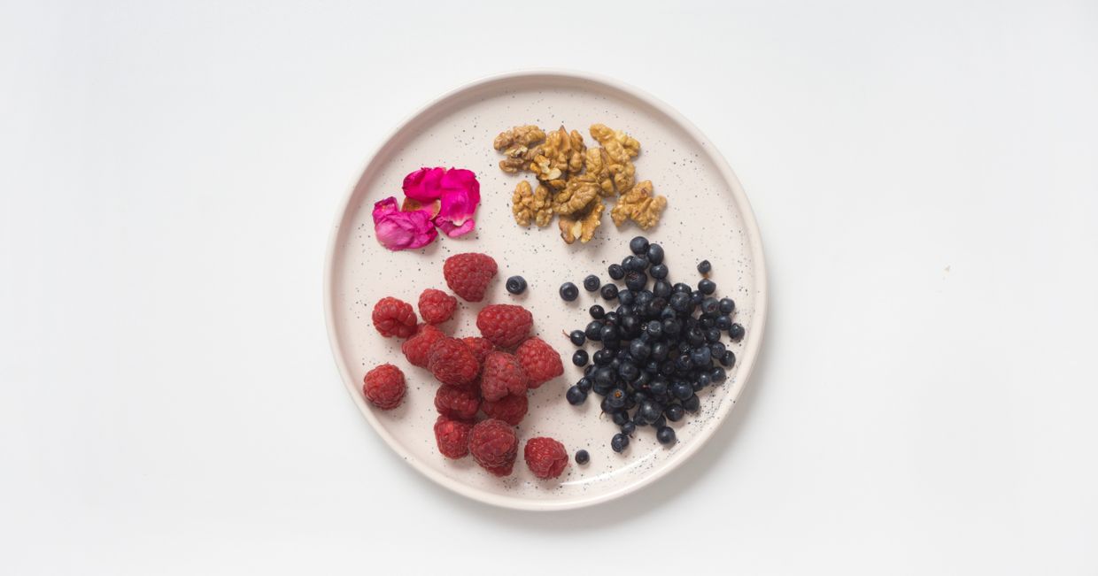 maliny, jagody, orzechy włoskie