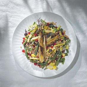 Tabbouleh z pęczaku, fasolki szparagowej i czerwonych porzeczek z pieczonym koprem włoskim