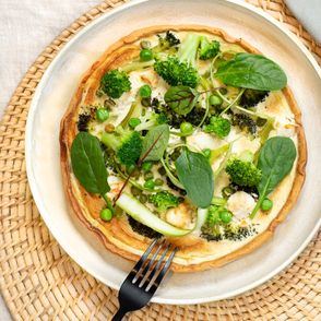Przepisy na zielone tarty – tarta z brokułami, groszkiem i fetą (fot. Paulina Czyżewska)