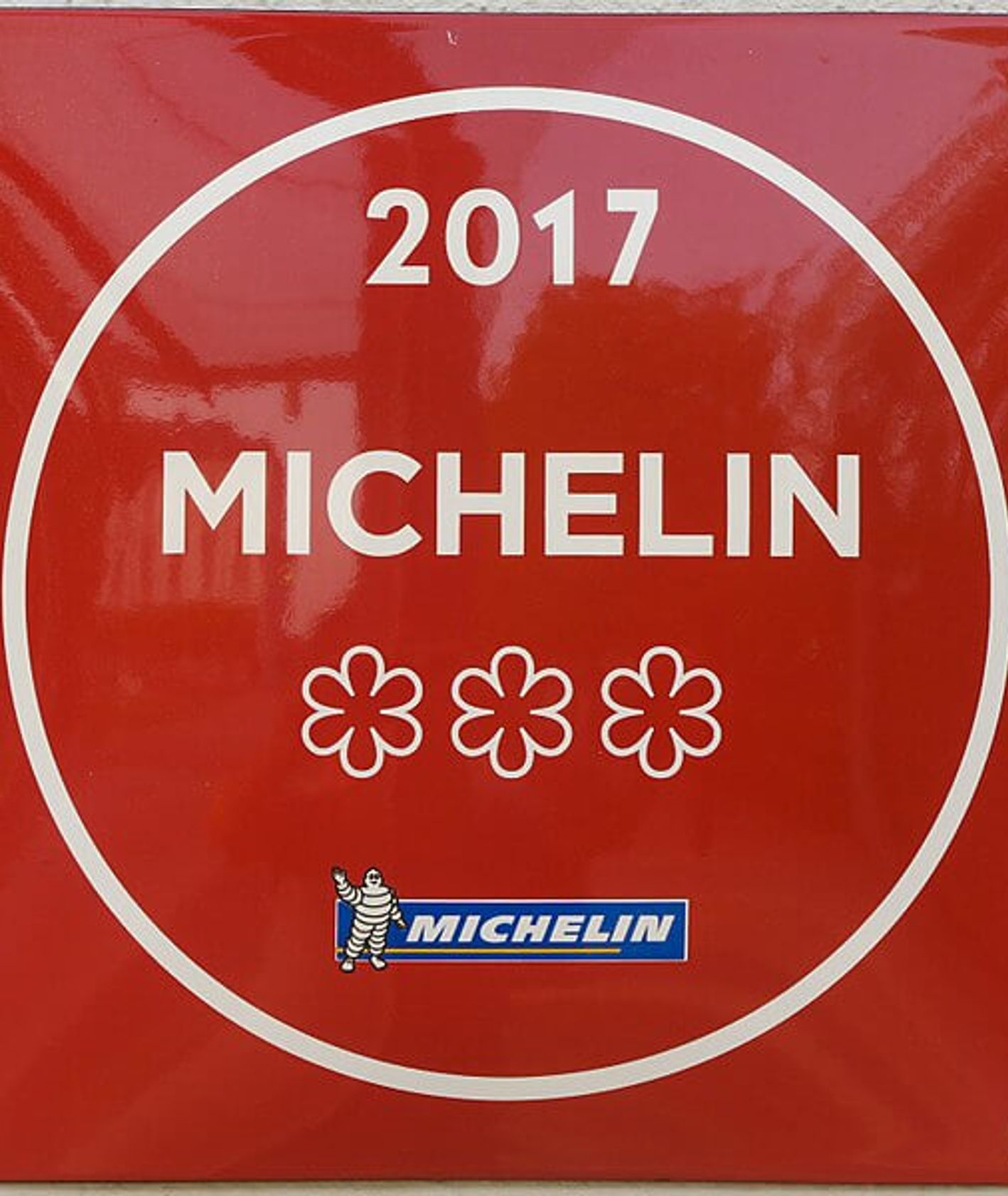 Tabliczka informująca o przyznaniu gwiazdek Michelin