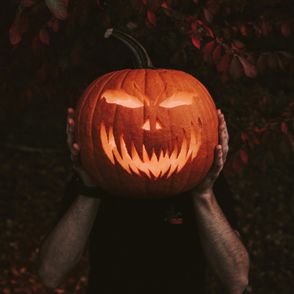 Wydrążona Halloweenowa dynia (fot. Rick Monteiro / unsplash.com)