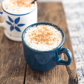 Puszysty eggnog z rumem, gałką muszkatołową i laską wanilii