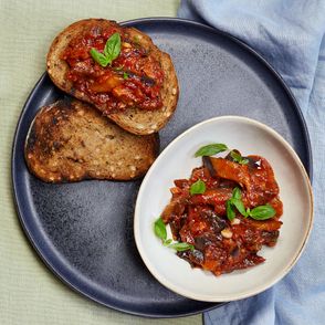 Prosty przepis na bakłażana duszonego w pomidorach (fot. Maciej Niemojewski)