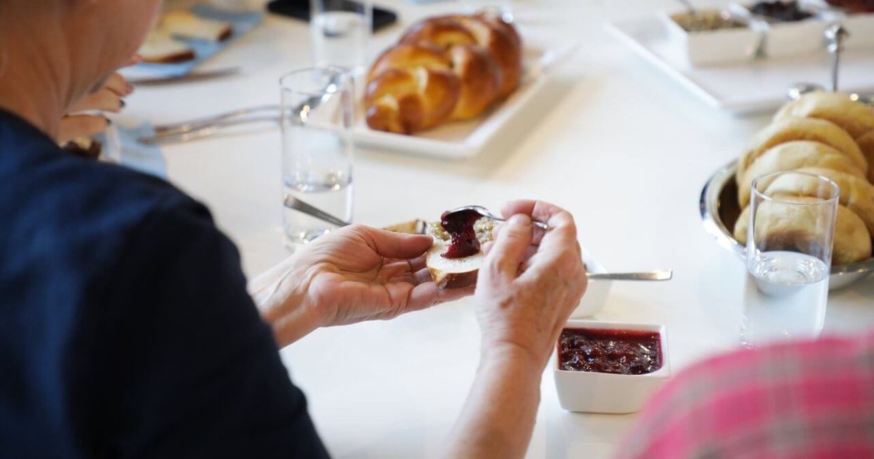 Śniadanie w Warsze, chałka, konfitura