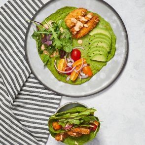 Tortilla szpinakowa z kurczakiem w panko