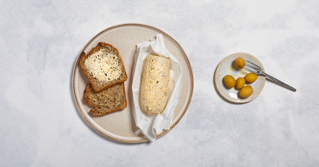 Masło z oliwkami i kromkami chleba żytniego (fot. Maciek Niemojewski)