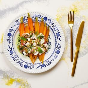 Bibenda. Piklowane kuminowe marchewki z ricottą i salsą z kiszonych cytryn (fot. Maciek Niemojewski)