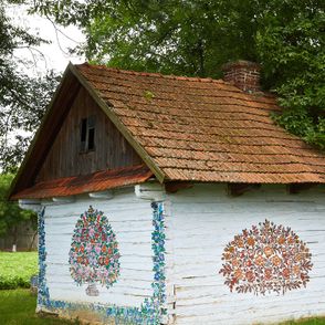 Malowana w kwieciste wzory chata w Zalipiu. Miejsce na krótki wypoczynek pod Krakowem (fot. Maciej Niemojewski)