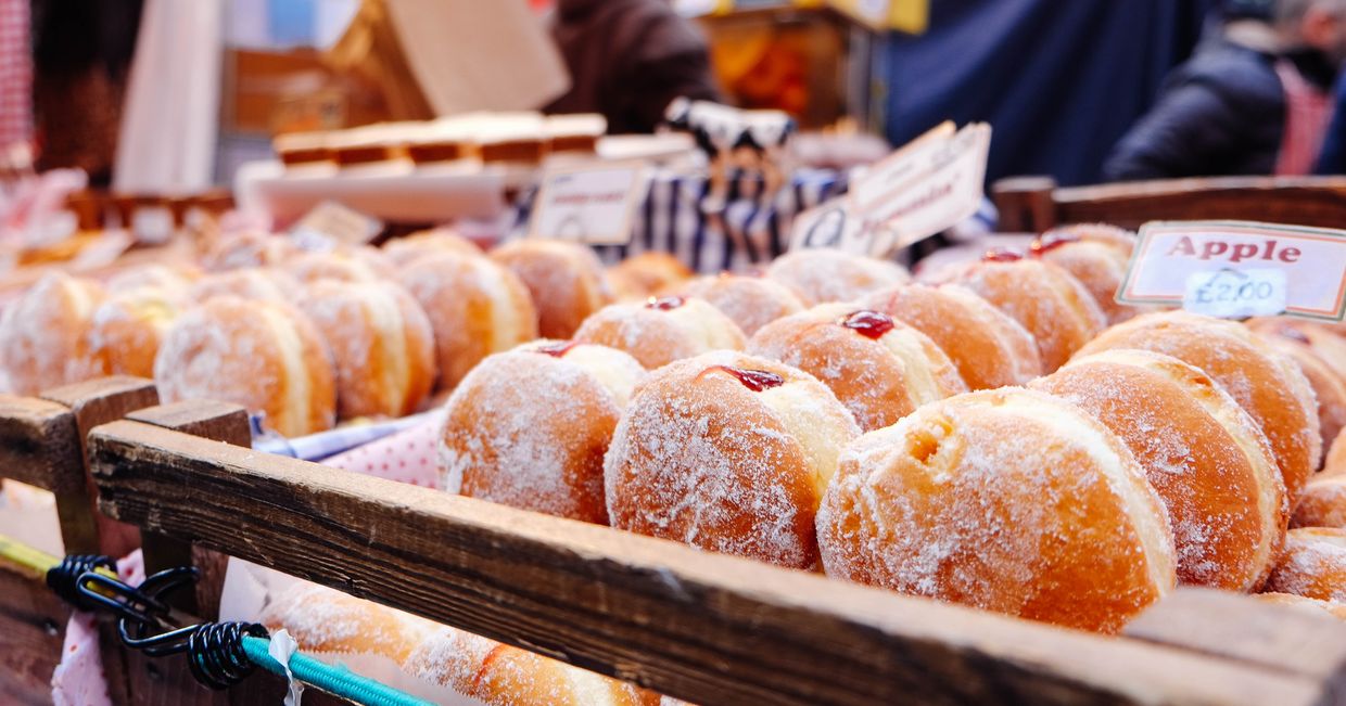 Najprzeróżniejsze pączki z owocowym nadzieniem przygotowane na tłusty czwartek (fot. Leon Ephraim / unsplash.com)