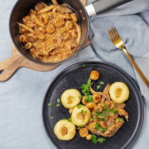 Szybki przepis na kluski śląskie. Jak zrobić prosty sos grzybowy (fot. Paulina Czyżewska)