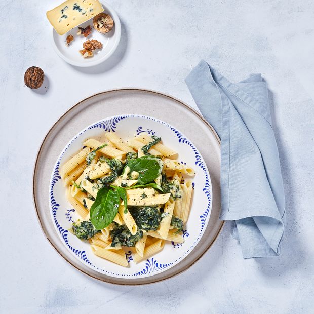 Makaron penne ze szpinakiem baby, śmietanką, serem blue i orzechami włoskimi, sezonowki szpinak