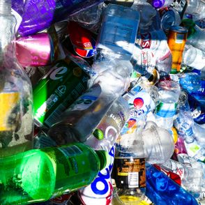 Jak ograniczać używanie toreb foliowych i jednorazowych opakowań, takich jak plastikowe butelki (fot. Nick Fewings/Unsplash)