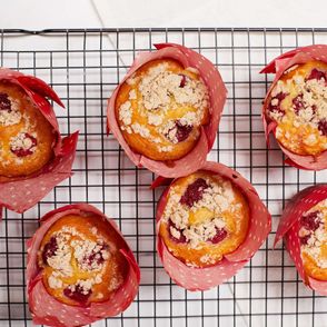 Trzy muffiny z malinami (fot. Maciek Niemojewski)