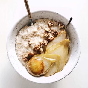 Owsianka z karmelizowanymi gruszkami i orzechami