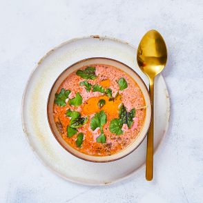 Orientalna, wiosenna zupa z botwiny i mleczka kokosowego (fot. Maciek Niemojewski)