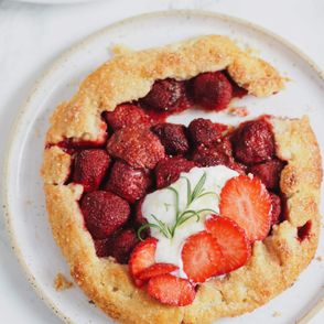 migdałowa tarta galette z truskawkami, ciasto z truskawkami, przepis Jagłowska, kruche ciasto, ciasto z migdałami