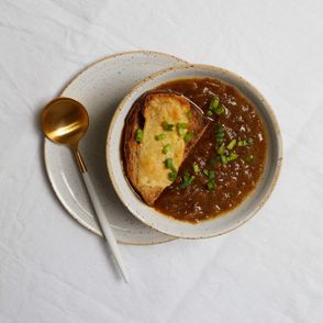 francuska zupa cebulowa, zupa cebulowa, grzanka z serem, co do zupy, dodatki do zupy, kuchnia francuska