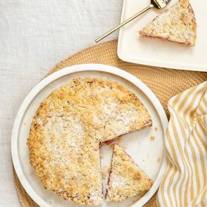 Ciasto z rabarbarem i kruszonką, prosty przepis na szybką tartę rabarbarową (fot. Paulina Czyżewska)