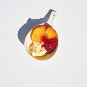 Przepis na deser z brzoskwiniami, malinami i lodami. Jak przygotować Melbę - PRZEPIS (fot. Radek Polak)