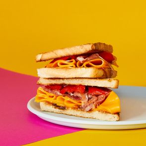 Pomysł na tost z powidłami i szynką prosciutto, pomysł na kanapkę dla dziecka do szkoły, oryginalne kanapki do szkoły (fot. Maciej Niemojewski)