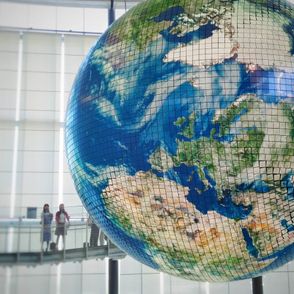 makieta globu jako symbol matki ziemi