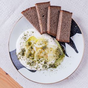 Talerz z daniem Agaty Dembek-Dziwosz, szefowej kuchni Mezzaliansu – Labneh z kiszonymi cytrynami (fot.Michał Lichtański)