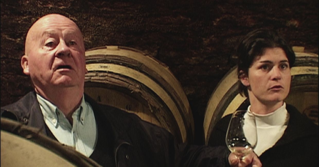 Kadr z dokumentu – bohaterowie filmu próbują wina w piwnicy