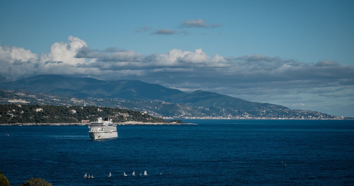 Jacht w zatoce (fot. Cut and Cotton / unsplash.com)