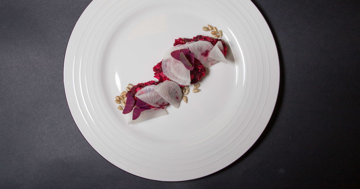 Tatar zpieczonego buraka z jabłkiem i cebulą, MAKRO