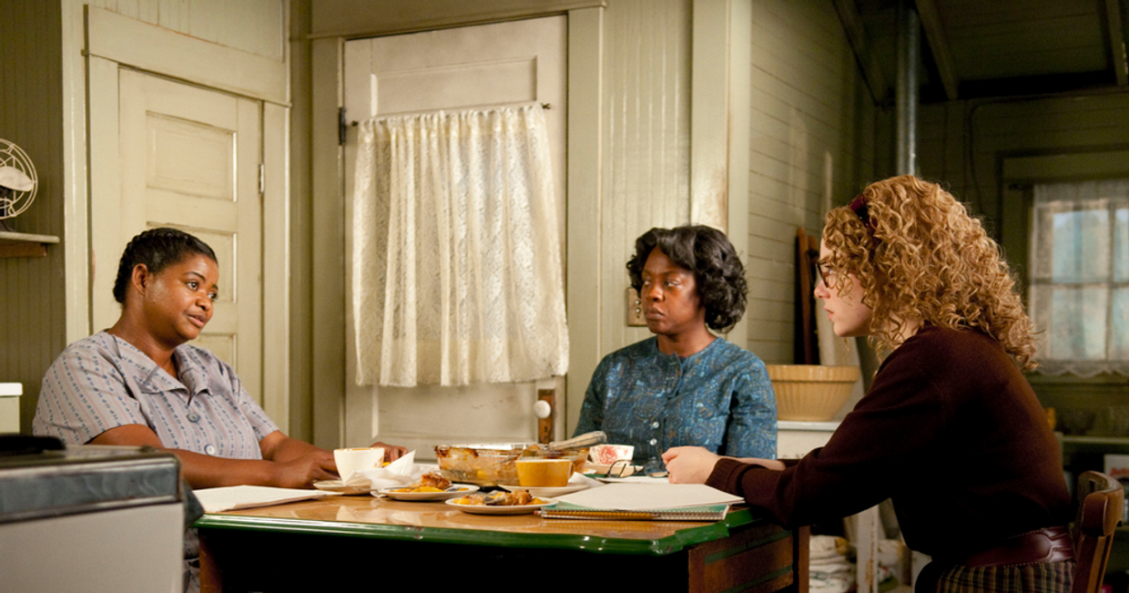 Dwie bohaterki zdradzają młodej dziennikarce sekrety na temat rodzin, u których pracują (fot. materiały prasowe)