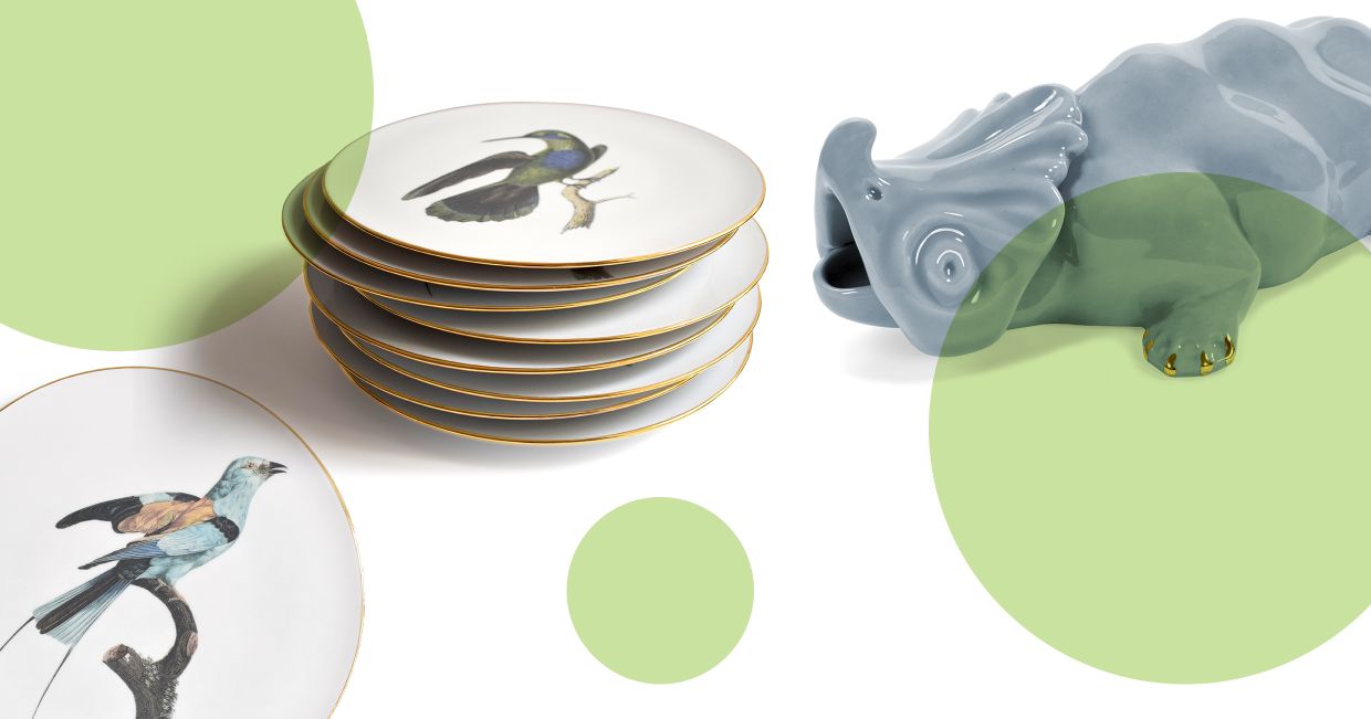 Porcelanowa, pozłacana popielniczka w kształcie jaszczura i talerze z malowanymi ptakami od pracowni ceramicznej Nieborów (fot. materiały prasowe)