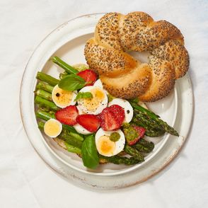 Bajgiel z truskawkami, śniadanie na słono, pomysł na śniadanie z truskawkami (fot. Maciek Niemojewski)