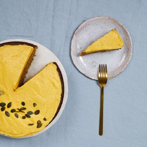 Ciasto dyniowe z kremem posypane pestkami dyni (fot. Maciek Niemojewski)