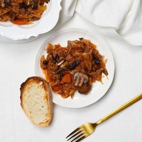 Wegański bigos ze śliwkami – PRZEPIS