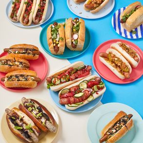 Hot dogi z różnymi dodatkami, przygotowane na sześć sposobów (fot. Maciek Niemojewski)