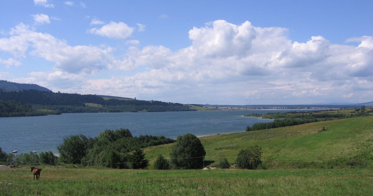 Widok na zbiornik czorsztyński – najpiękniejsze trasy żeglarskie w Polsce (fot. Wikipedia)