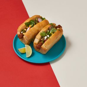 Wegańskie hot dog meksykański z salsą verde (fot. Maciek Niemojewski)