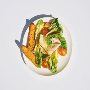 Prosty i szybki przepis na sałatę Cezar. Sałata z kurczakiem, pomidorkami i ciabattą (fot. Radek Polak)