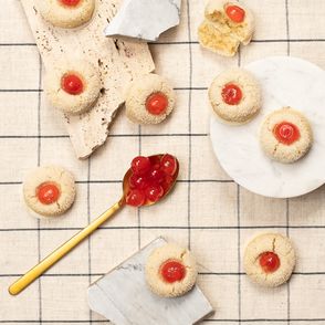 Włoskie ciasteczka amaretti z kandyzowanymi wiśniami, Cristina Catese (fot. Paulina Czyżewska)