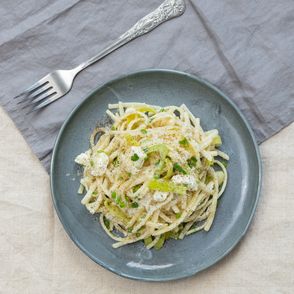 Przepisy na proste makarony – linguini z porem, dymką i fetą (fot. Paulina Czyżewska)