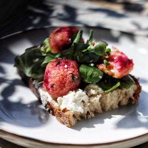 Jak zrobić różowe klopsiki z kaszy i buraków, kolorowe klopsiki, pomysł na lunch do pudełka, Ania Dobra Kulka (fot. Ania Dobra Kulka)