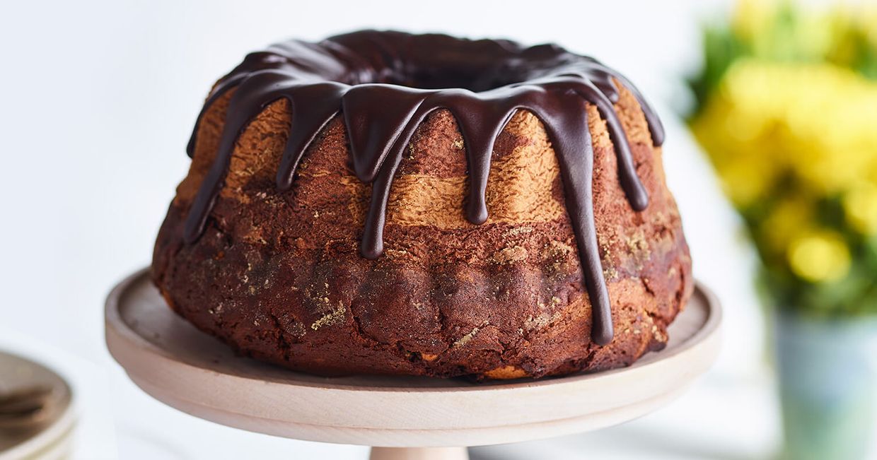 Desery wielkanocne z czekoladą Wedel – dwukolorowa babka z polewą kakaową (fot.materiały prasowe)