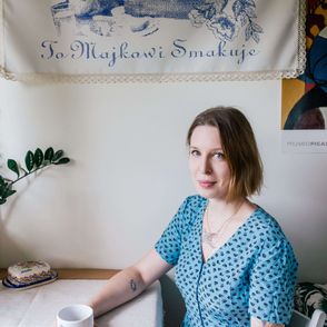 Portret Agaty Dembek-Dziwosz w jej domowej kuchni, przy kuchennym stole. (fot. Michał Lichtański)