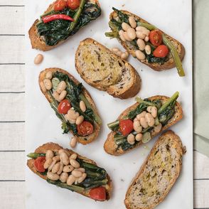 Sprawdź nasz przepis na włoskie bruschetty z cykorią i fasolą