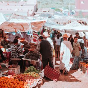 Stragany na bazarze (fot. Annie Spratt)