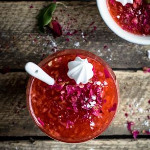 Malinowa konfitura z mini bezą i kwiatami (fot. Patrycja Machałek)