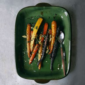 Pieczone warzywa korzeniowe na zielonym naczyniu żaroodpornym (fot. Matilda Bellman / unsplash.com)